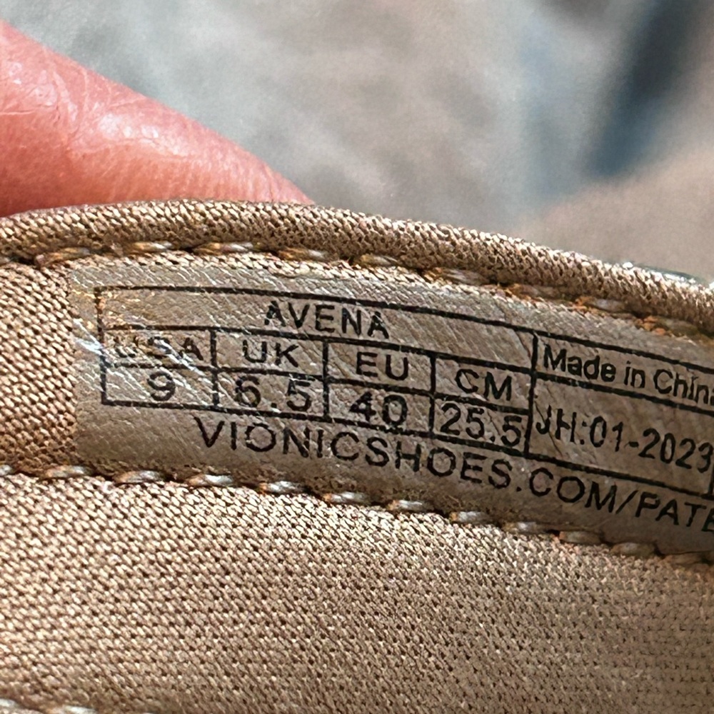 Vionic gray flip flops - Picture 4 of 5